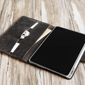 handmade-ipad-leather-portfolios-with-apple-pencil-holder-601cp2-distressed-black-gm